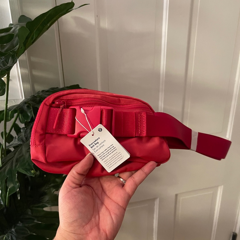 Lululemon cross body bag CHERRY MIST - Picture 3 of 3